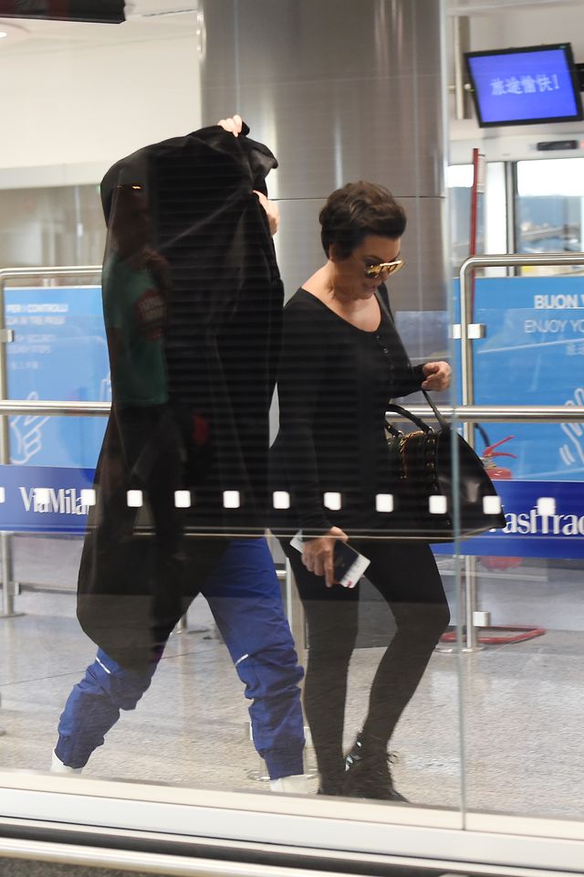 Jedna z córek Kris Jenner robi szopkę na lotnisku (ZDJĘCIA)