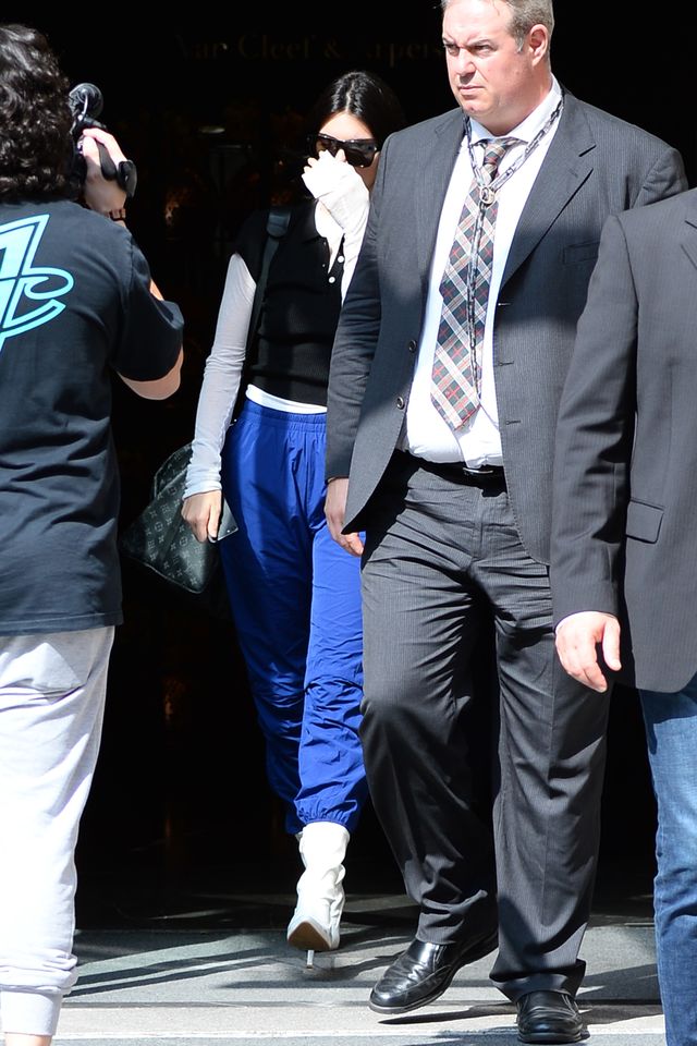 Jedna z córek Kris Jenner robi szopkę na lotnisku (ZDJĘCIA)