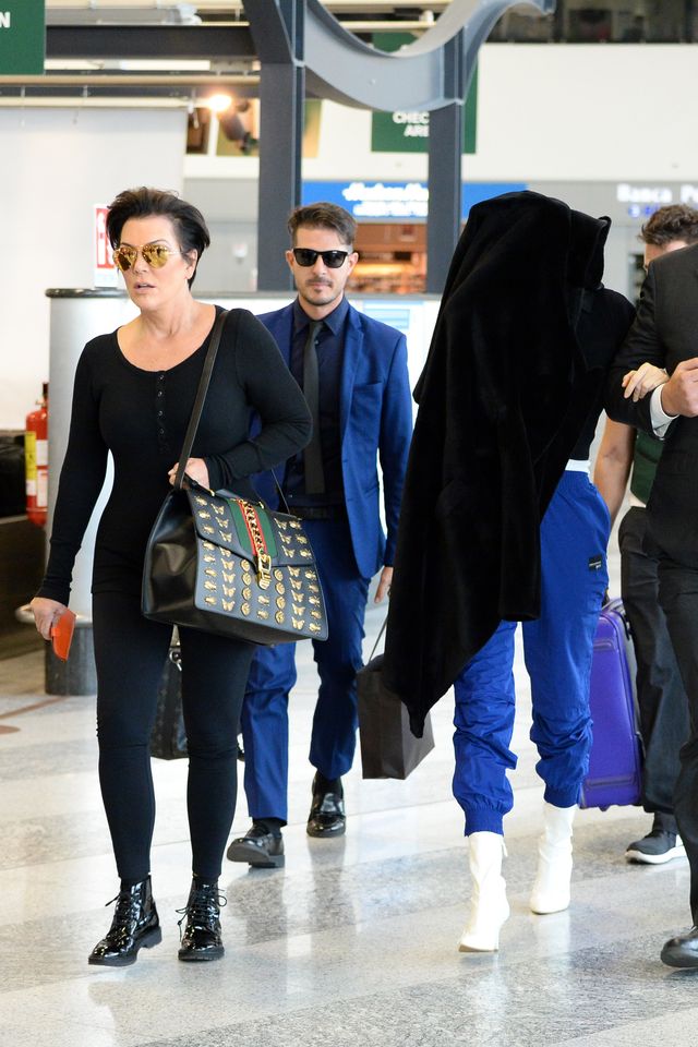 Jedna z córek Kris Jenner robi szopkę na lotnisku (ZDJĘCIA)