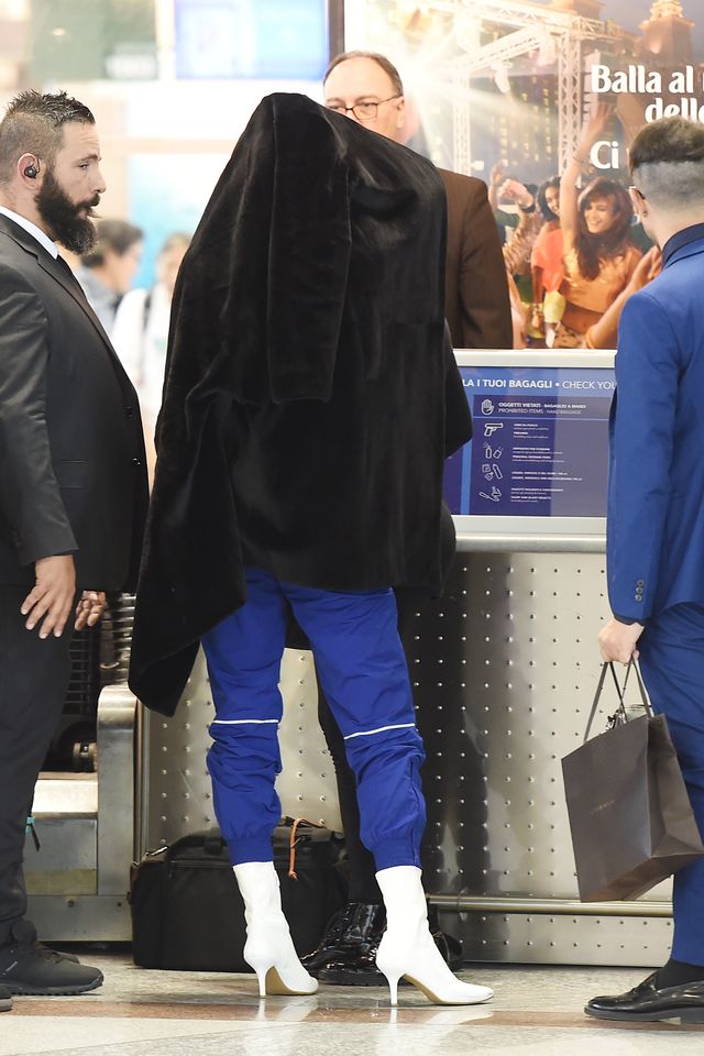 Jedna z córek Kris Jenner robi szopkę na lotnisku (ZDJĘCIA)