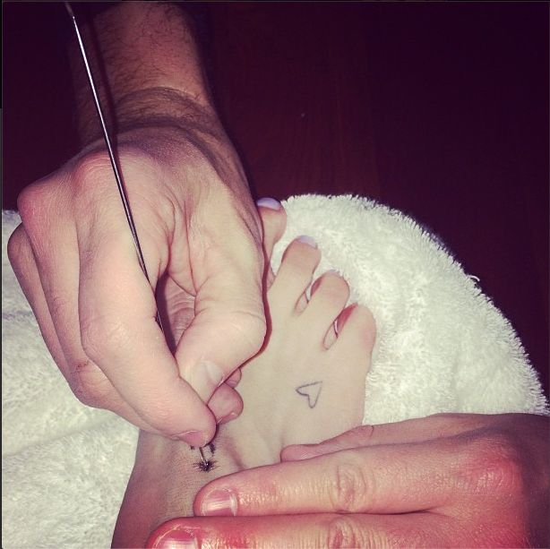 Kto zdecydował się na taki tatuaż na stopie? (FOTO) Kto zdecydował się na taki tatuaż na stopie? (FOTO)