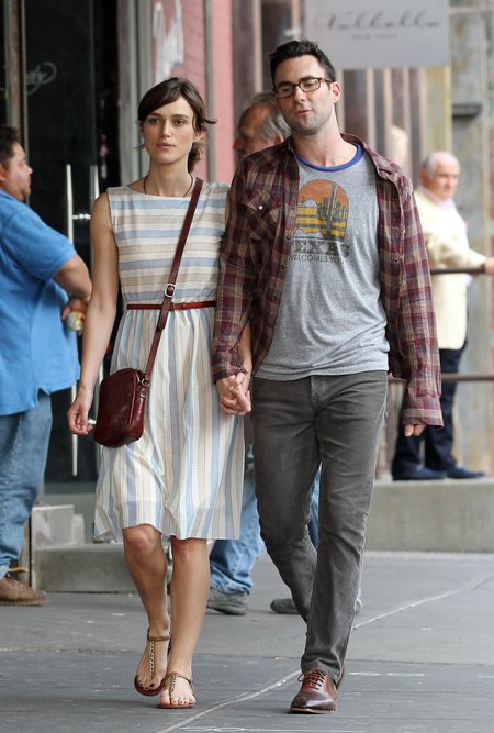 Keira Knightley za rączkę z Adamem Levine (FOTO)
