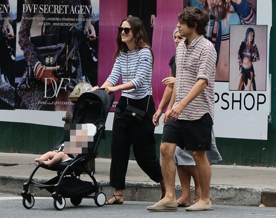 Keira Knightley na spacerze z córeczką (FOTO) Keira Knightley na spacerze z córeczką (FOTO)
