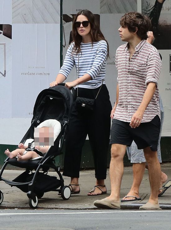 Keira Knightley na spacerze z córeczką (FOTO)