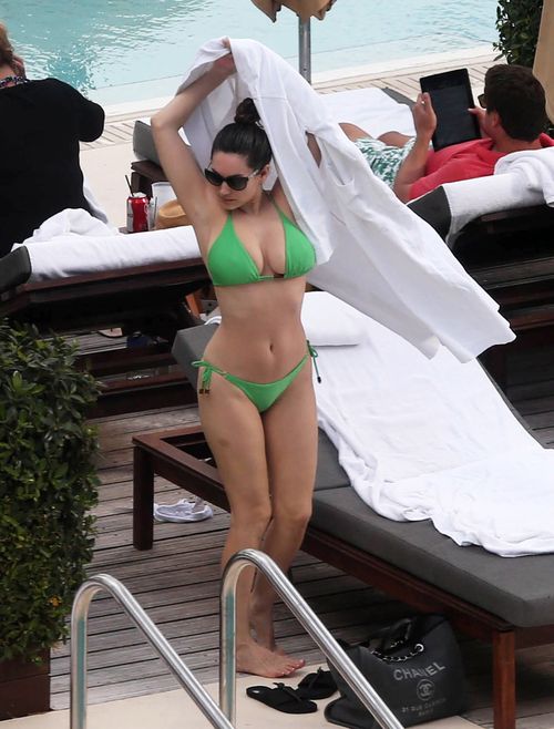 Kelly Brook w bikini bez retuszu (FOTO)