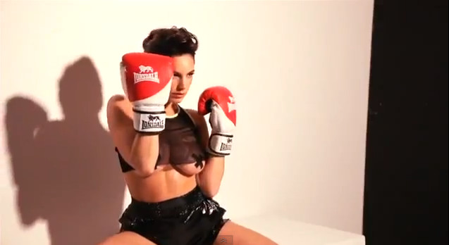Kelly Brook w eksplodującej erotyzmem sesji (VIDEO)