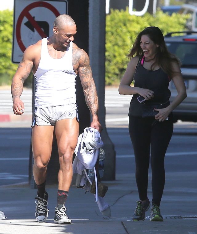 Chłopak Kelly Brook w majtkach na ulicy (FOTO)