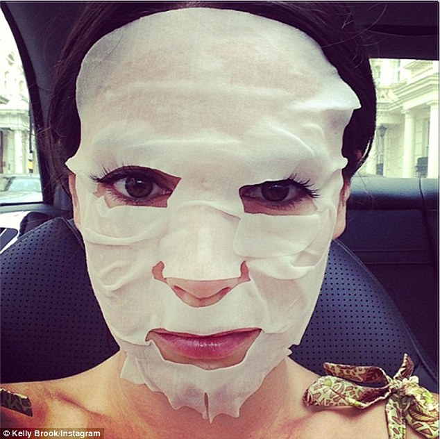 Jak Kelly Brook dba o cerę (FOTO)