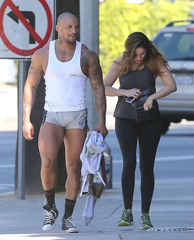 Chłopak Kelly Brook w majtkach na ulicy (FOTO)