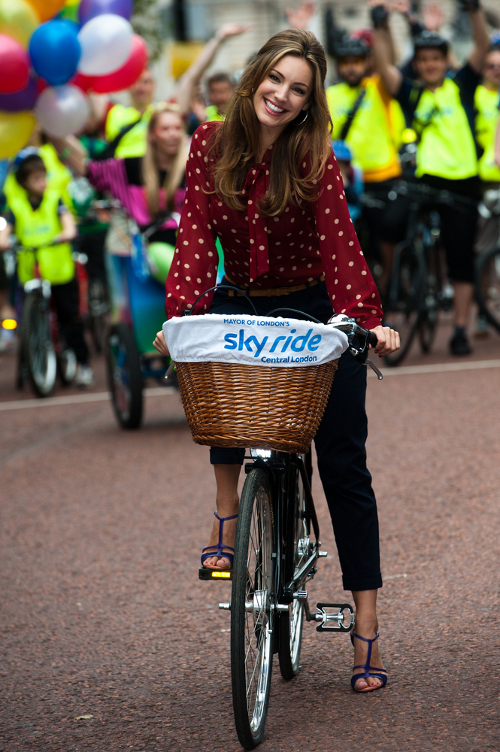 Kelly Brook: Rozpraszam ludzi moimi wielkimi piersiami