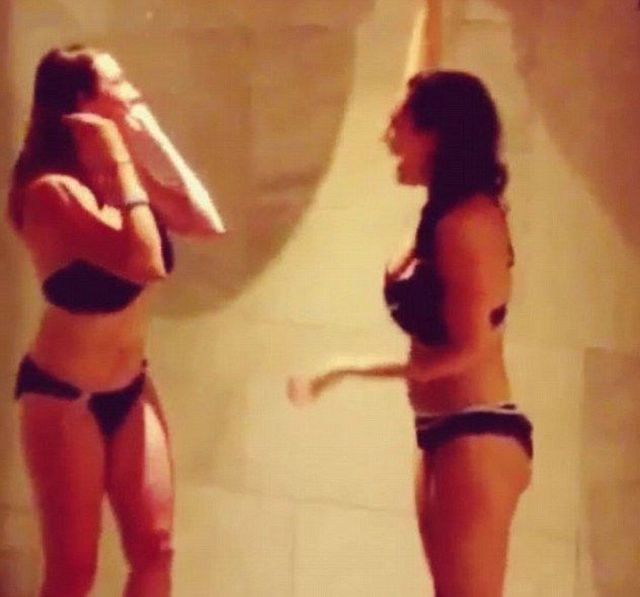 Kelly Brook pochwaliła się video spod prysznica (VIDEO)