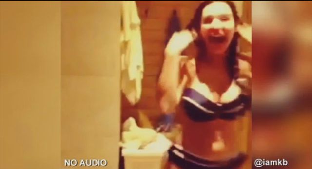 Kelly Brook pochwaliła się video spod prysznica (VIDEO)