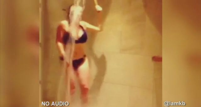 Kelly Brook pochwaliła się video spod prysznica (VIDEO)