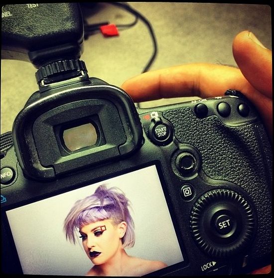 Na głowie Kelly Osbourne zostało już tylko kilka włosów!