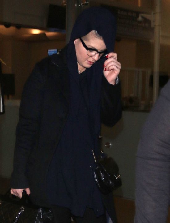 Zdziwi Was, co Kelly Osbourne kryje pod kapturem (FOTO)