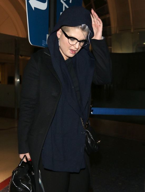 Zdziwi Was, co Kelly Osbourne kryje pod kapturem (FOTO)