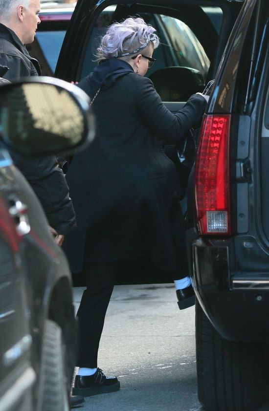 Zdziwi Was, co Kelly Osbourne kryje pod kapturem (FOTO)