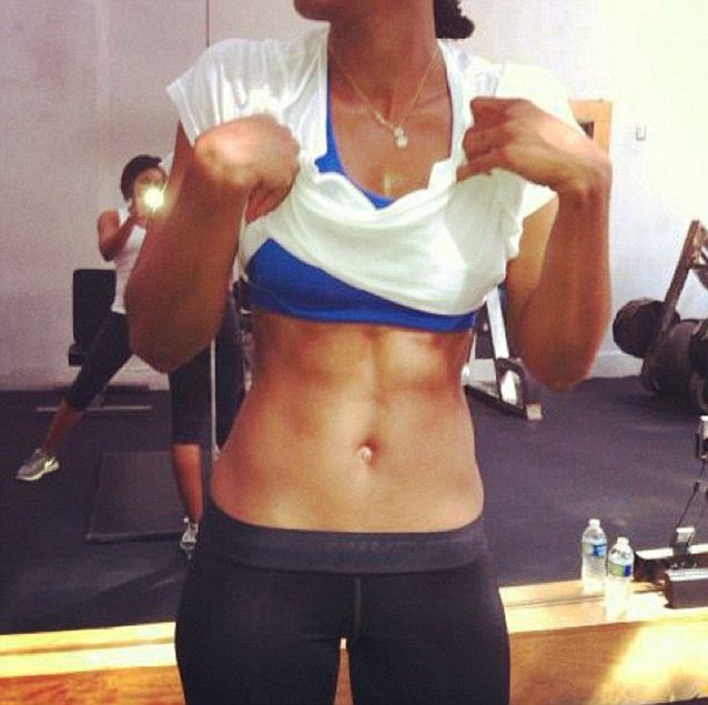 Ona też chwali się brzuszkiem (FOTO)