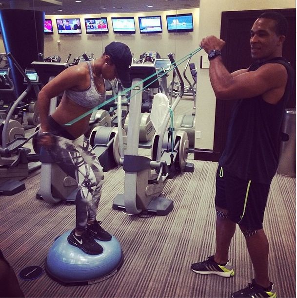 Ciężarna Kelly Rowland nie rezygnuje z siłowni (FOTO)