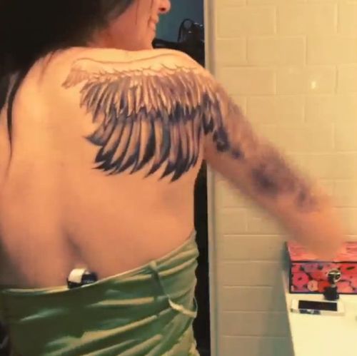 Olbrzymi tatuaż na plecach i ramieniu Kendall Jenner (FOTO)