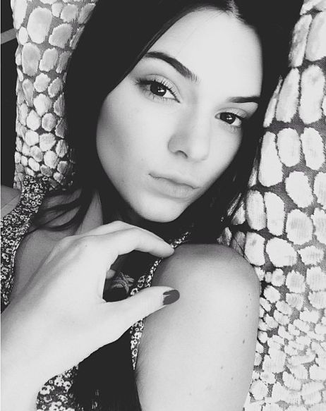 Kendall Jenner robi sobie zdjęcia w wannie (FOTO) Kendall Jenner robi sobie zdjęcia w wannie (FOTO)