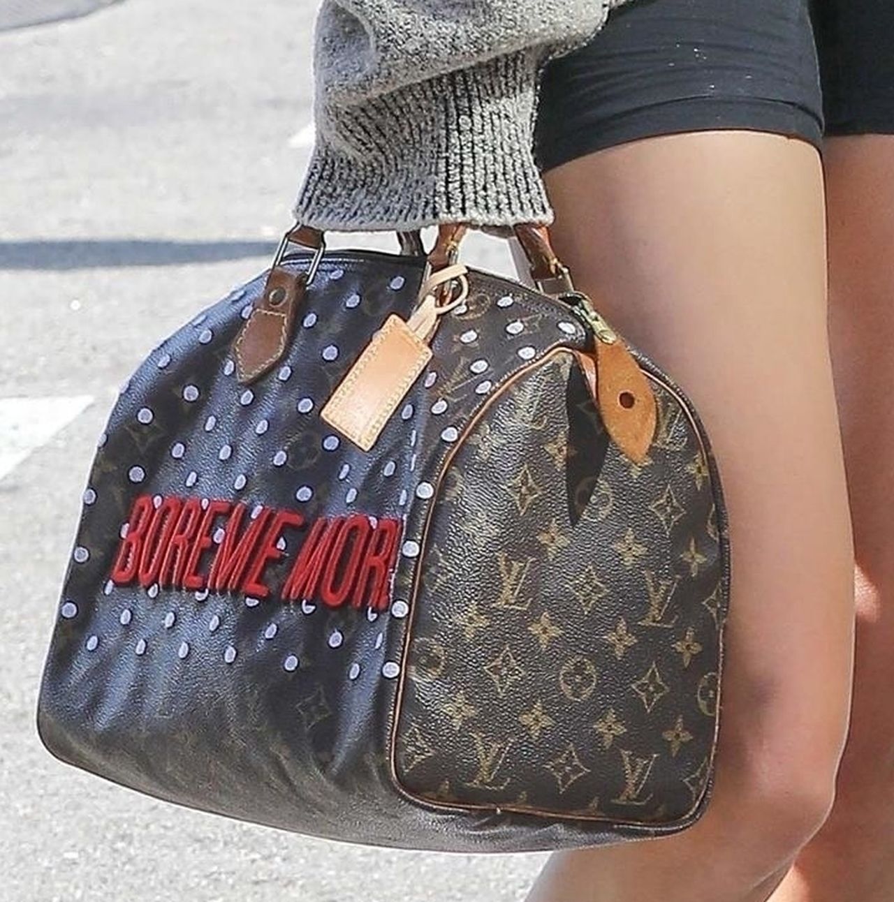 Kendall Jenner w swetrze na upale (ZDJĘCIA)