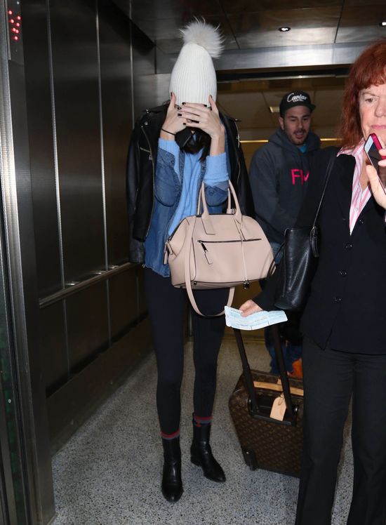 Kendall Jenner ukrywa trądzik przed paparazzi (FOTO) Kendall Jenner ukrywa trądzik przed paparazzi (FOTO)