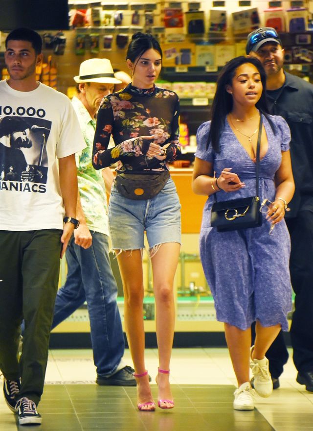 Papprazzi wyprowadzili Kendall Jenner z równowagi Papprazzi wyprowadzili Kendall Jenner z równowagi