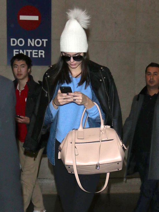 Kendall Jenner ukrywa trądzik przed paparazzi (FOTO)