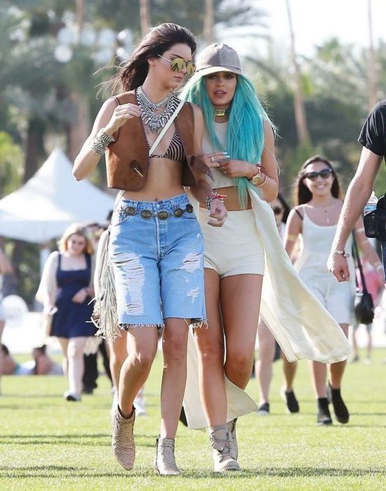 Tak bawiły sie siostry Jenner na Coachelli (FOTO) Tak bawiły sie siostry Jenner na Coachelli (FOTO)