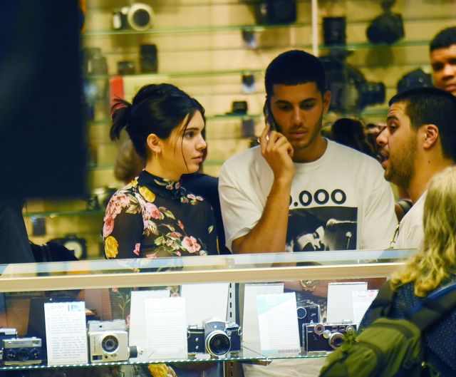 Papprazzi wyprowadzili Kendall Jenner z równowagi Papprazzi wyprowadzili Kendall Jenner z równowagi