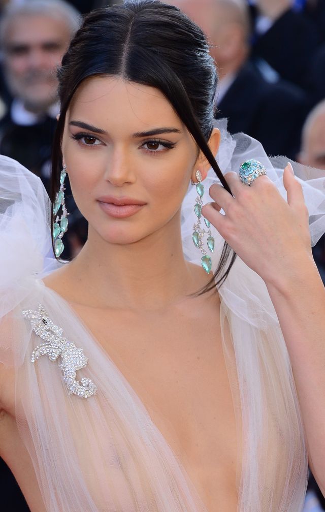 Kendall Jenner poszła na całość - usta jak po ataku os i sutki (ZDJĘCIA) Kendall Jenner poszła na całość - usta jak po ataku os i sutki (ZDJĘCIA)