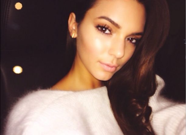 Kendall Jenner bez stanika w prześwitującej koszulce Kendall Jenner bez stanika w prześwitującej koszulce