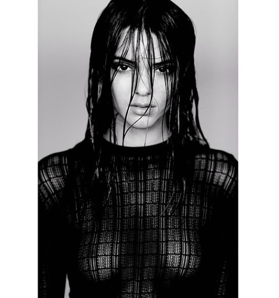 Kendall Jenner pokazała sutki i dostała kontrakt