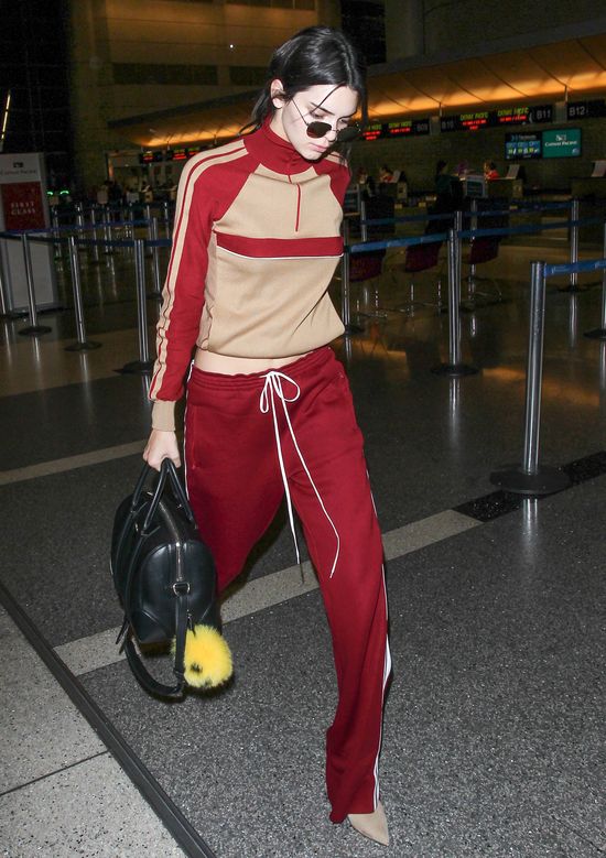 Co Kendall Jenner ma na sobie?! (FOTO) Co Kendall Jenner ma na sobie?! (FOTO)