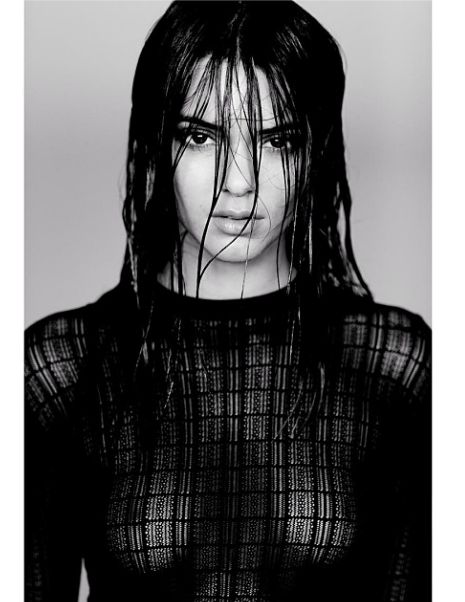 Kendall Jenner bez stanika w prześwitującej koszulce