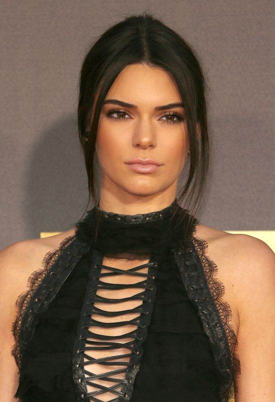 Kendall Jenner ZNISZCZYŁA swoją śliczną twarz! Kendall Jenner ZNISZCZYŁA swoją śliczną twarz!