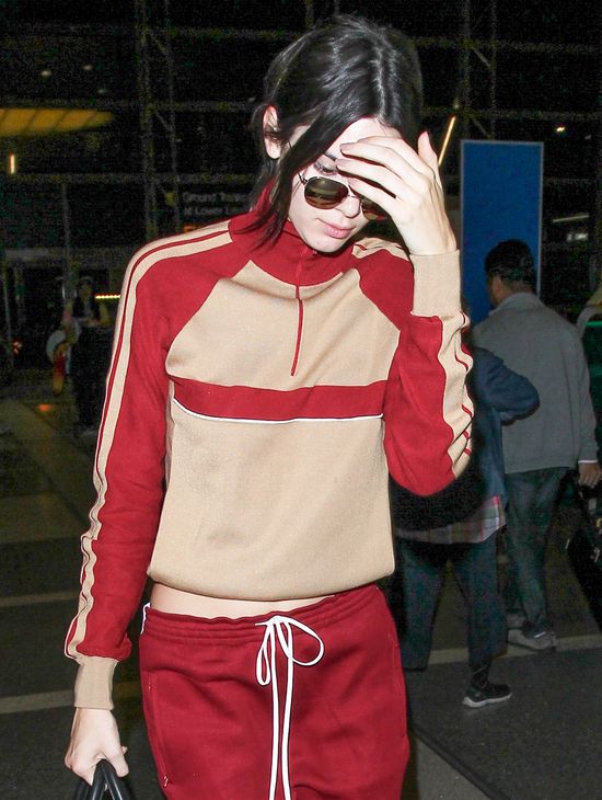 Co Kendall Jenner ma na sobie?! (FOTO) Co Kendall Jenner ma na sobie?! (FOTO)