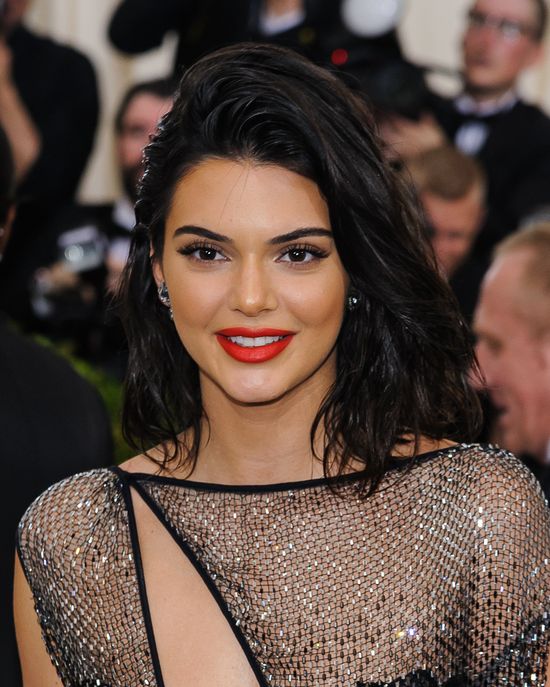 Dermatolog Kendall Jenner mówi coś ważnego o jej skórze