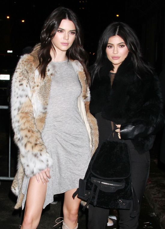 Zgadnijcie, co promują siostry Jenner (FOTO)