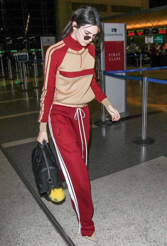 Co Kendall Jenner ma na sobie?! (FOTO) Co Kendall Jenner ma na sobie?! (FOTO)