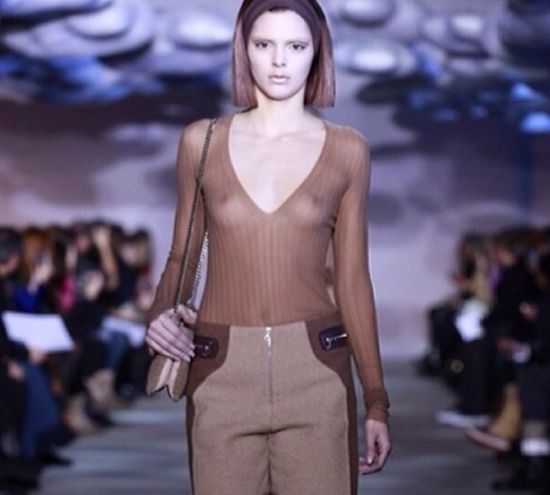 Kendall Jenner pokazała sutki na wybiegu u Marca Jacobsa Kendall Jenner pokazała sutki na wybiegu u Marca Jacobsa