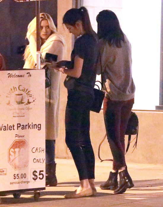 Kolejny ciężki dzień z życia Kendall i Kylie Jenner (FOTO) Kolejny ciężki dzień z życia Kendall i Kylie Jenner (FOTO)