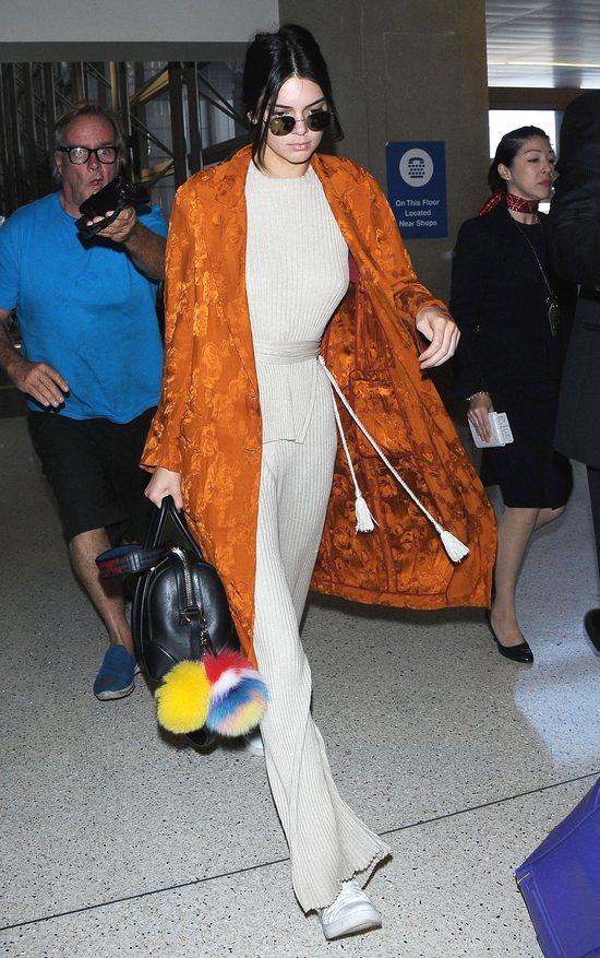 Kendall Jenner w płaszczu - szlafroku i z modnymi pomponami (FOTO)