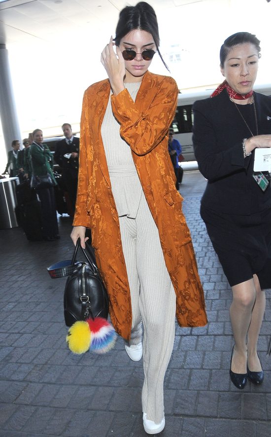 Kendall Jenner w płaszczu - szlafroku i z modnymi pomponami (FOTO)