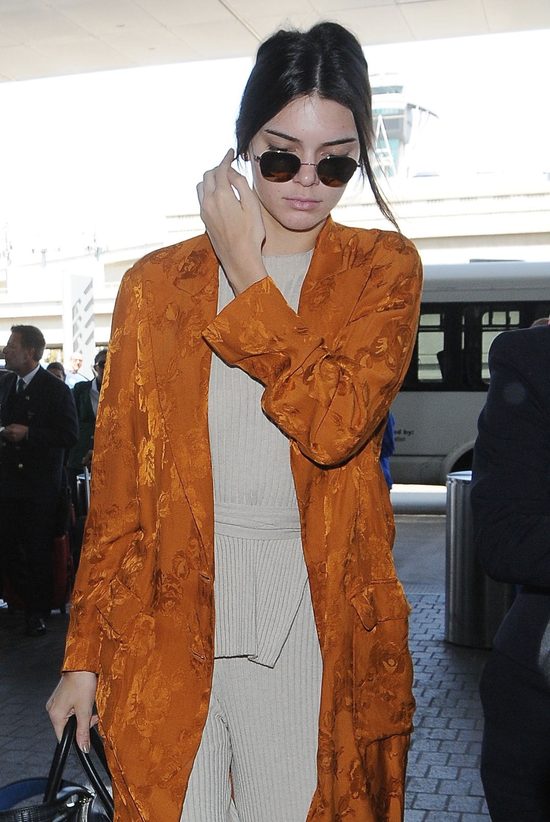 Kendall Jenner w płaszczu - szlafroku i z modnymi pomponami (FOTO)