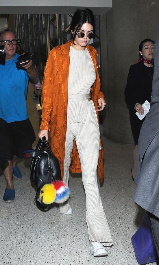 Kendall Jenner w płaszczu - szlafroku i z modnymi pomponami (FOTO)