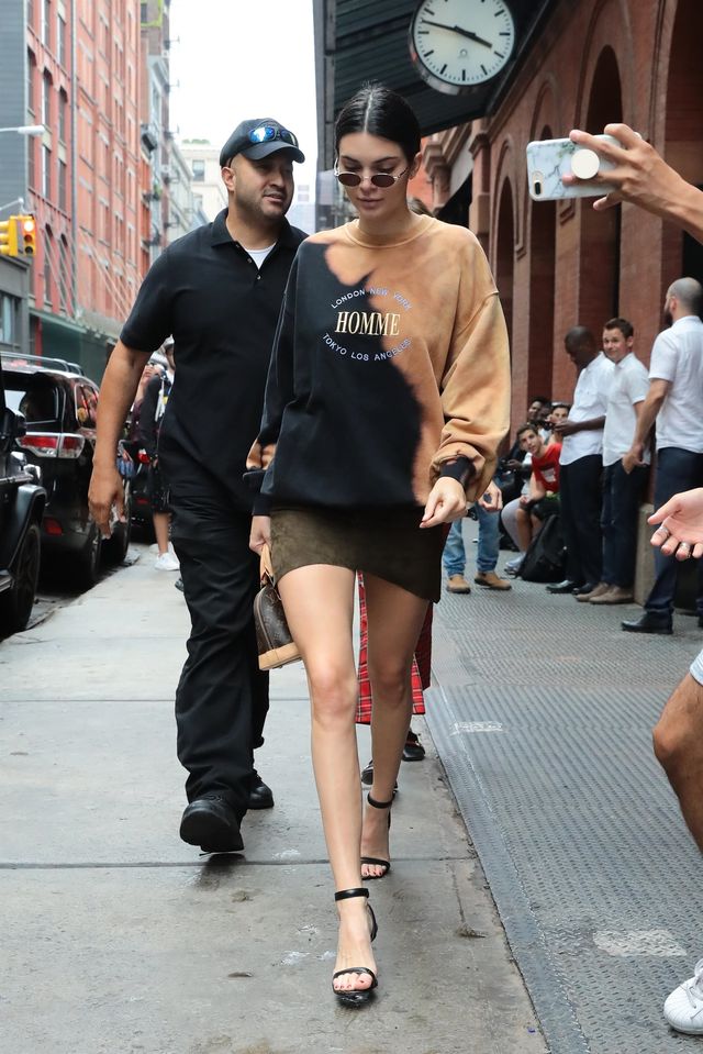 Kendall Jenner nosi sportową bluzę do szpilek (ZDJĘCIA)