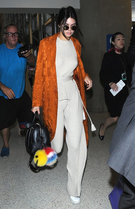 Kendall Jenner w płaszczu - szlafroku i z modnymi pomponami (FOTO)