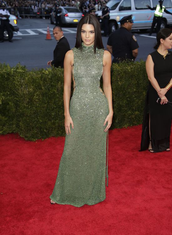 Kendall Jenner bardzo chciała zabłysnąć na gali MET (FOTO)